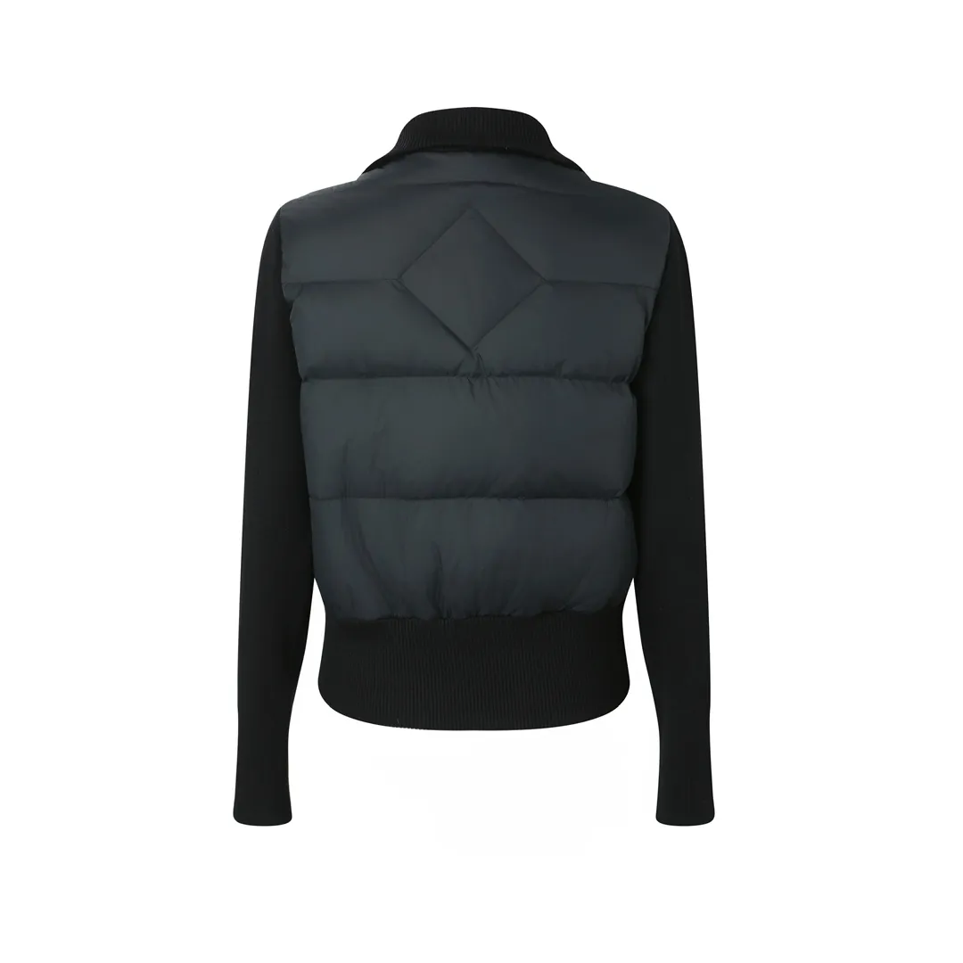 P840 Canada Goose Women's Wide Spun Seam Knitted Jacket | Light and elegant, comfortable and effortless] When the delicate softness of merino wool meets the stiffness and flexibility of nylon pongee, this jacket has a unique sense of breathing. The fabric is interwoven with worsted craftsmanship, making it light but structural. Every moment you wear it next to your skin, it feels like a cloud covering your skin, giving you both warmth and elegance.  The details show even more ingenuity. The collar, cuffs and waist are all made of double-layer rib knitting technology, which is elastic and fits the body shape, and naturally stretches with movement, outlining a neat silhouette while also protecting warmth. The ribbed design at the waist is more lazy and delicate, quietly improving the visual proportion.  The custom-made classic logo on the sleeve arm is a footnote of identity written in low-key strokes - unobtrusive, but with its own style.  Whether commuting in the city or roaming on the weekend, this jacket can cope with changing scenes and weather with one piece, making it an indispensable and versatile choice in your wardrobe.   Accessories: One-to-one customized three-label, One-to-one customized ribs, One-to-one customized zippers SIZE: S M L